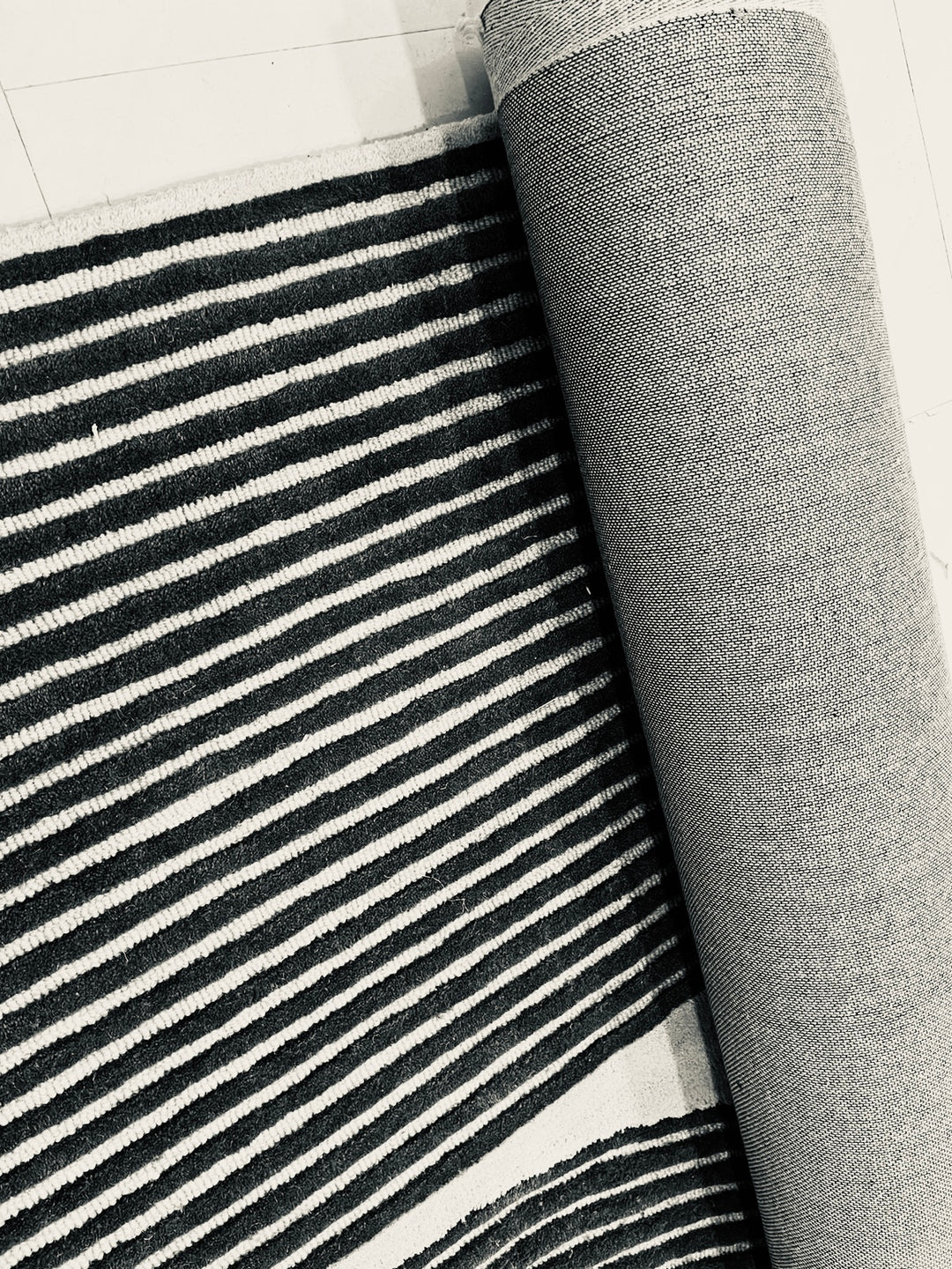 ARIA Viper Modern Rug 100% Wool Black/Ivory Hand Tufted Rug